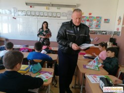 Comisarul Meszar Răzvan alături de elevii de clasa a 3-a de la Liceul Sportiv Arad