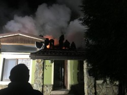 Încă un acoperiș ars în Cartierul Verde! Trei ore de intervenție și legătura dintre cele două incendii