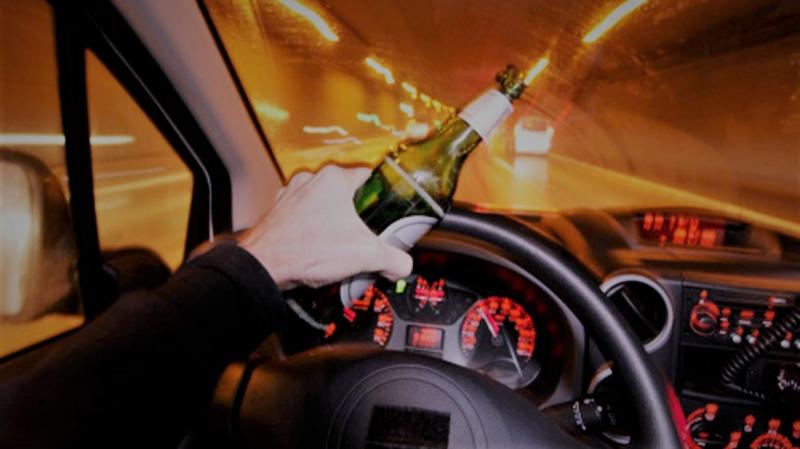 Pericol public! Bărbat prins în Arad în timp ce conducea cu o alcoolemie RECORD și fără a deține permis

