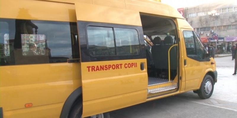 Microbuz transport copii implicat într-un accident în Ghioroc