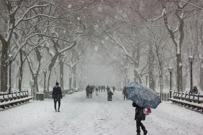 Avertizare ANM! Meteorologii anunță ninsori, polei şi viscol
