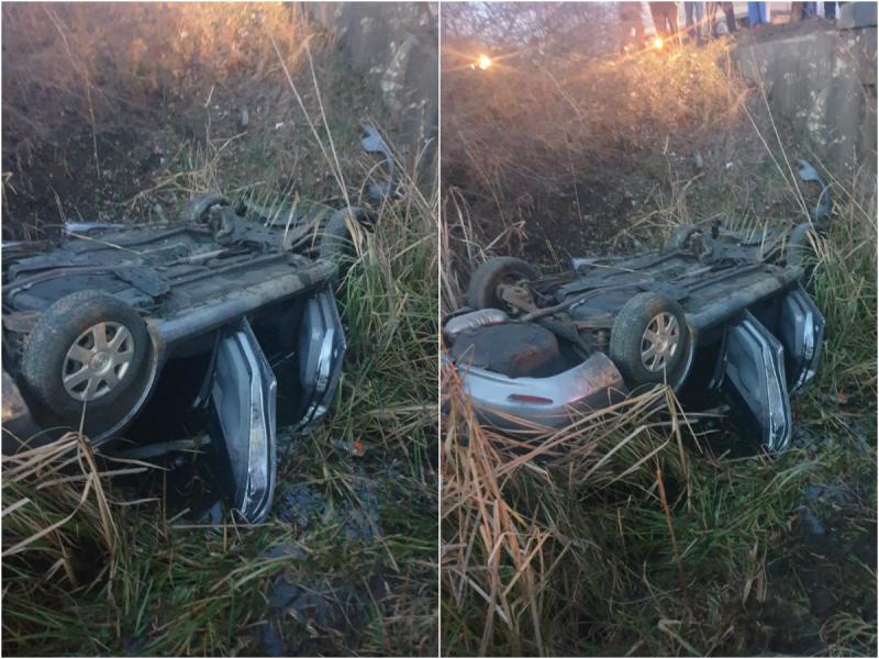 Două victime și o mașină răsturnată în șanț în urma unui grav accident