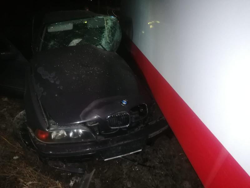 Un tânăr din Vladimirescu GRAV rănit după ce a intrat cu BMW-ul în tramvai