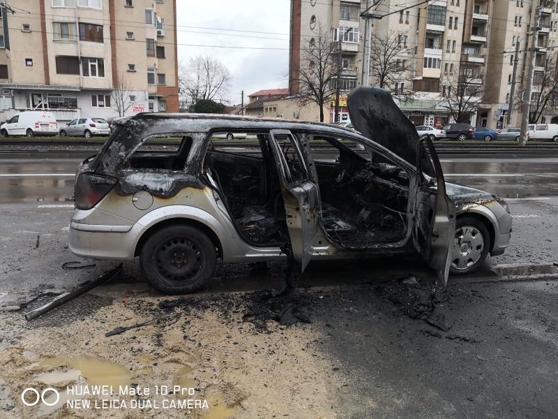 O mașină a luat foc în Ajun de Crăciun, pe Calea Aurel Vlaicu