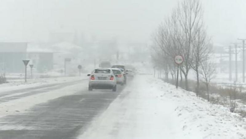 Trafic îngreunat de viscol în 17 județe. Ploaie şi lapoviţă pe două autostrăzi
