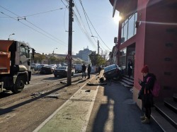 Accident spectaculos în Timișoara! Un arădean a ajuns cu roțile pe vitrinele unui magazin