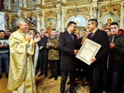 Păstrătorul tradiţiilor Vasile Rus a primit diploma „Arădeni cu care ne mândrim”

