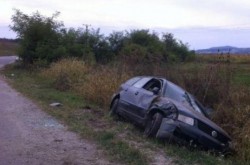 Rupt de beat, a fugit de poliţişti şi a ajuns cu maşina în şanţ după o urmărire ca în filme