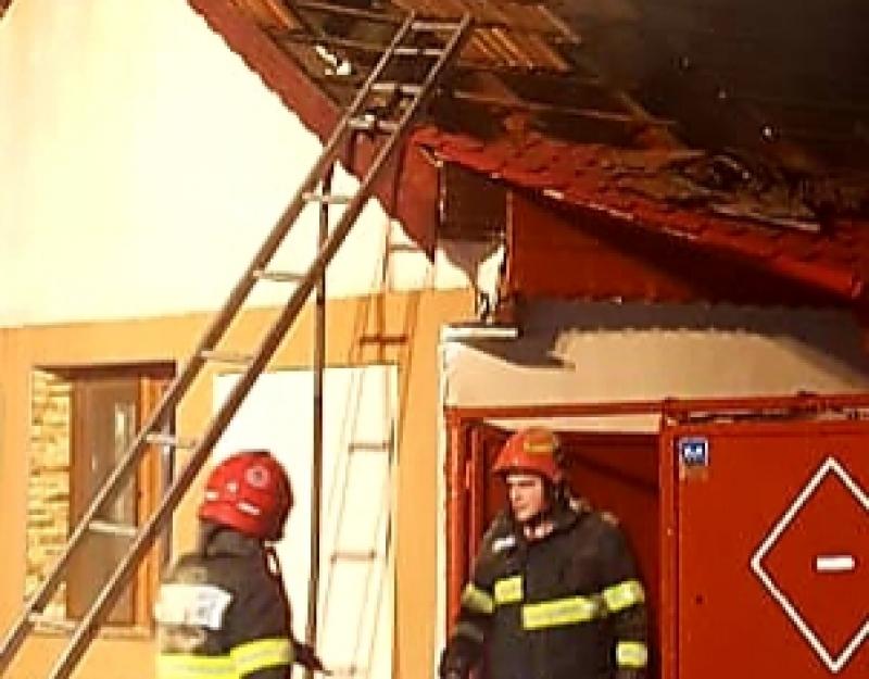 Pompierii arădeni au salvat 2 case, în urma unui incendiu izbucnit la o anexă