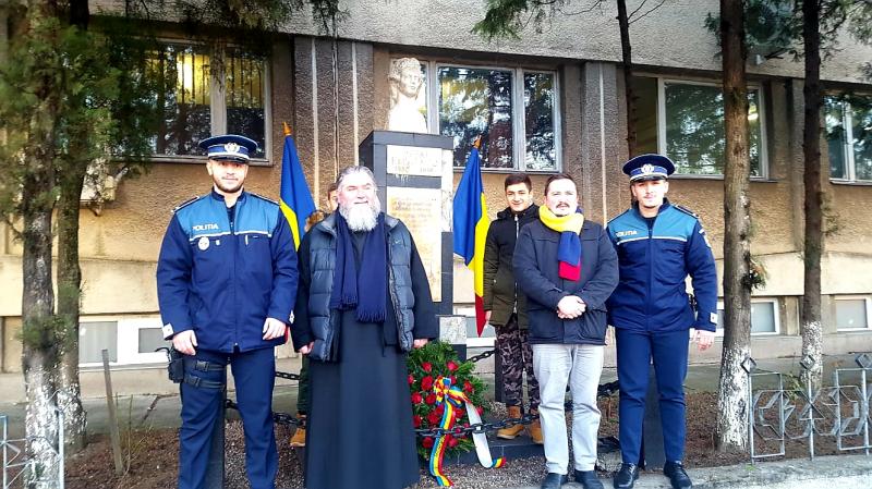 Elevii Școlii Postliceale Astra din Arad au depus o coroană la statuia lui Mihai Eminescu, din fața IPJ-ului