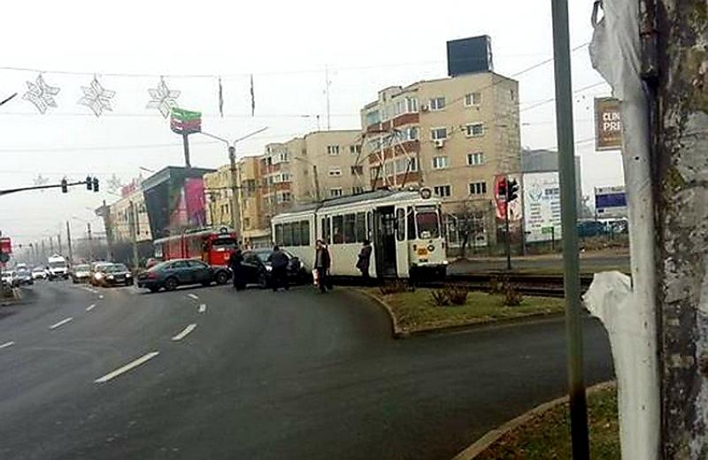 O șoferiță neatentă a lovit un tramvai în fața gării din Arad