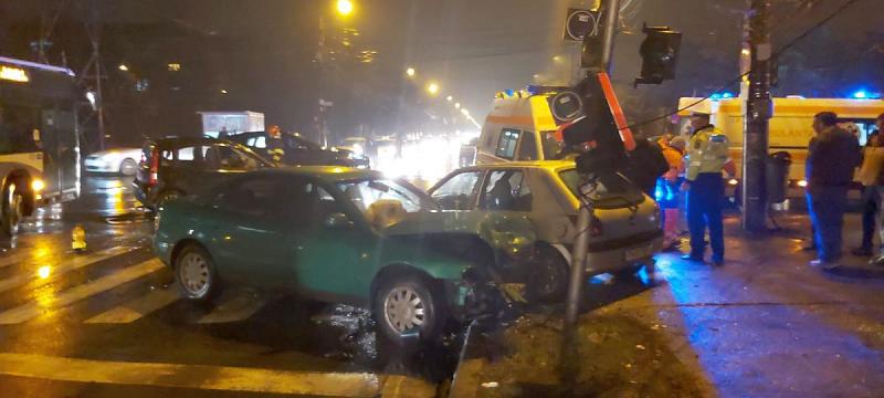 Trei persoane au ajuns la spital în urma unui GRAV accident rutier, luni seara la Timișoara