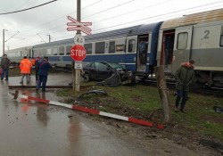 Accident cu mașină lovită de tren în Aradul Nou! Două persoane sunt rănite dintre care una posibil decedată