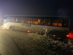 Autobuz ce transporta 23 de copii, răsturnat la marginea drumului