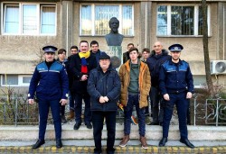 Elevii Școlii Postliceale Astra din Arad au depus o coroană la statuia lui Alexandru Ioan Cuza