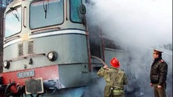 Locomotiva unui tren care tracta 40 de vagoane cisternă s-a făcut scrum. Pompierii au acționat patru ore
