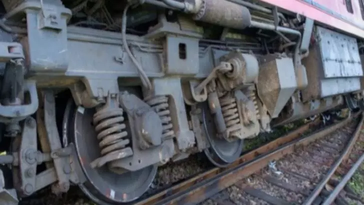 Accident feroviar grav. Un tren cu călători a deraiat în Sibiu

