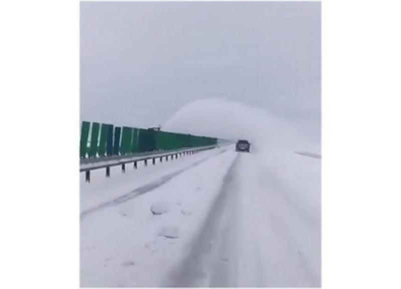 Bizonul Zilei! Curăţa autostrada pe un sens ca să-l înzăpezească pe celălalt!