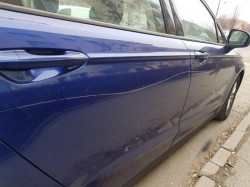O arădeancă ce zgâria cu cheia mașinile parcate pe o stradă din Arad a fost prinsă de polițiști