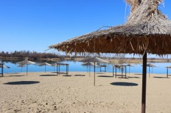 Lacul Ghioroc - „Litoralul Vestului” este o atracție importantă pentru județul Arad unde de 10 ani se organizează „Ghioroc Summer Fest”

