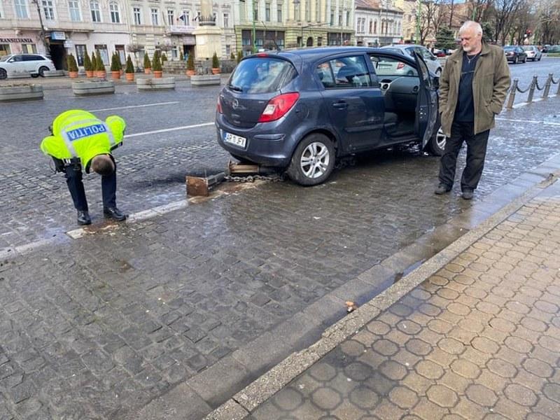 A luat șase stâlpi din fața primăriei, pe locul lin