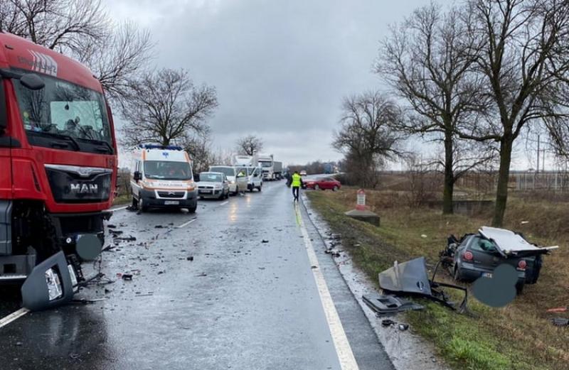 Grav accident pe DN7 lângă domeniul Lupaş! Şoferul extras din autotursim în stare de inconştienţă!