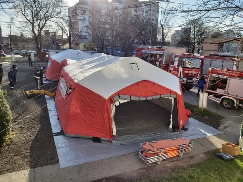 Post Medical Avansat montat în curtea Spitalului Judeţean Arad