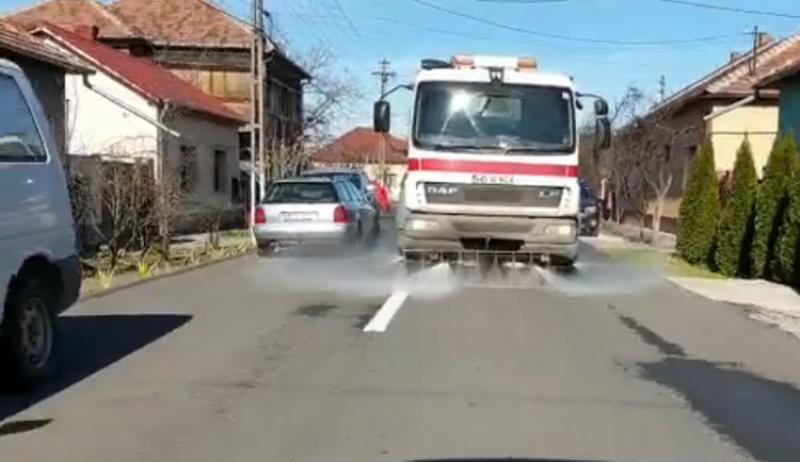 Municipalitatea continuă spălarea străzilor din municipiu cu detergent special şi în cartiere