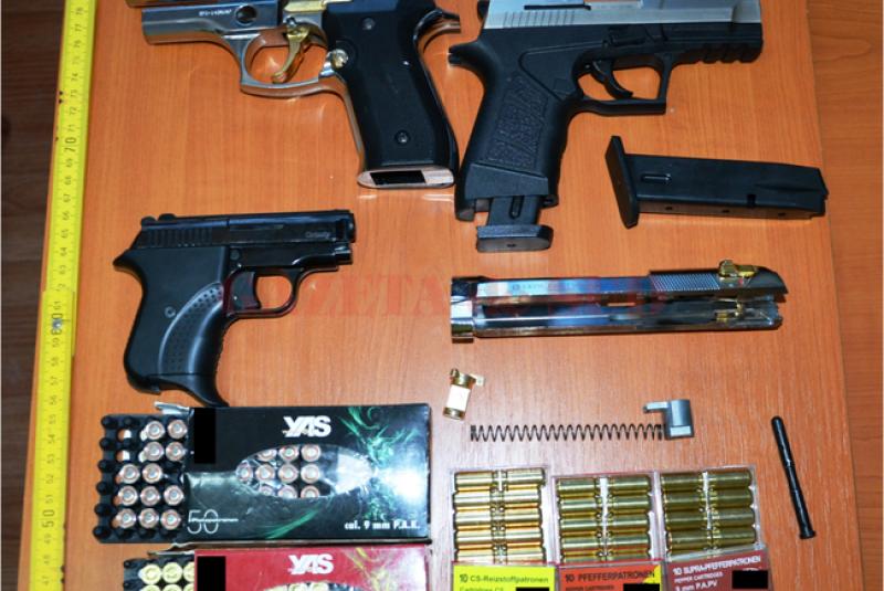 Polițiștii arădeni au confiscat peste 130 de arme și 900 de kg de articole pirotehnice