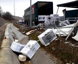 Zeci de mașini de spălat împrăștiate pe Autostrada vestului