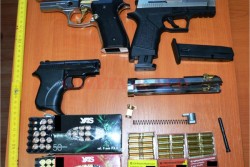 Polițiștii arădeni au confiscat peste 130 de arme și 900 de kg de articole pirotehnice