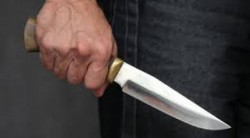 Un bărbat din Sântana și-a amenințat soția cu un cuțit, după ce a bătut-o crunt