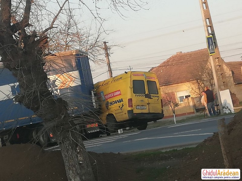 Accident în Zimandcuz miercuri dimineaţa! Trafic parţial blocat