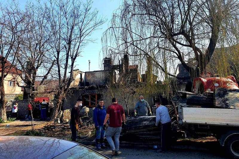 Familia a cărei casă a luat foc este ajutată de arădenii cu suflet mare