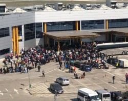 Haos pe aeroportul din Cluj-Napoca. Peste 1500 de români se înghesuie la terminalul de plecări