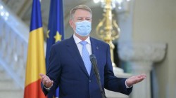 Deşi vom putea circula după 15 mai fără declaraţie, masca va fi obligatorie în locurile publice închise