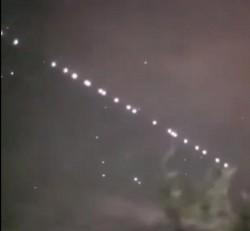 Şirurile de lumini mişcătoare văzute pe cer deasupra României sâmbătă seara, au  devenit virale pe internet