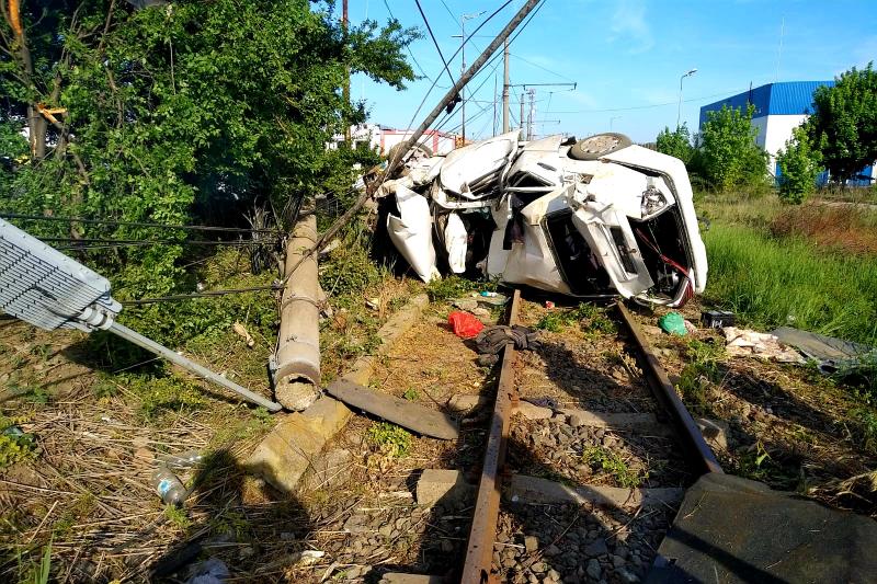 Grav accident rutier în Arad. Un autoturism s-a făcut praf