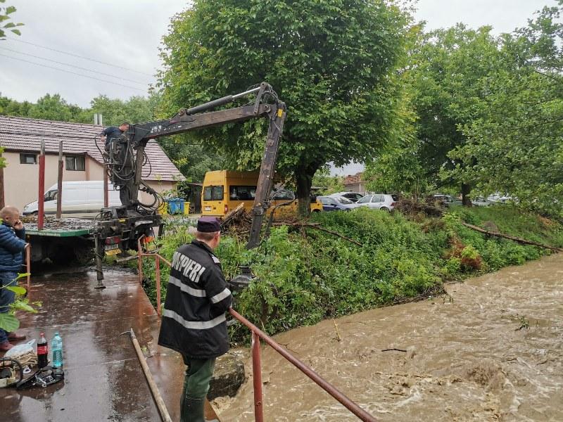 Mai multe gospodarii inundate în Şiria, Livada, Sânlean şi Sebiş