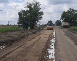 Se lucrează la fundaţia drumului Arad – Şiria