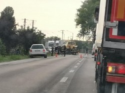 D.N.7 blocat la ieşirea din Pecica în urma unui accident între un autoturism şi un microbuz de persoane 