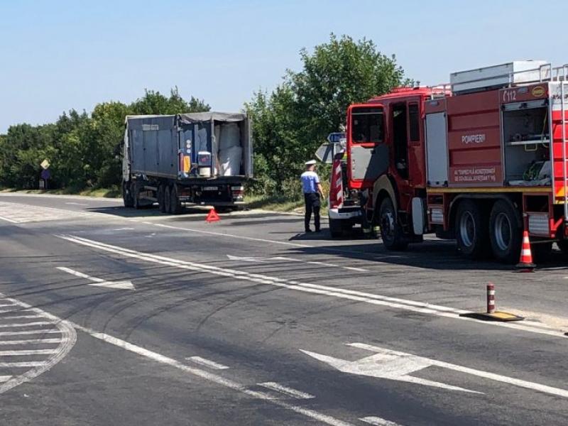 TIR încărcat cu 20 de tone de azotat de amoniu a luat foc în Timiş