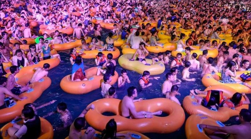 Wuhan, de la izolare la mega-petreceri la piscine