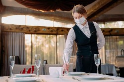 Premierul se ţine de cuvânt. De la 1 septembrie se redeschid restaurantele, dar cu câteva restricţii