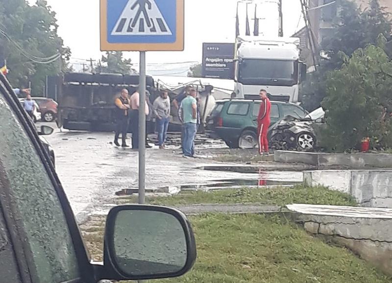 Accident cu victimă în fața primăriei Seleuș ! O cisternă răsturnată a blocat circulația în localitate