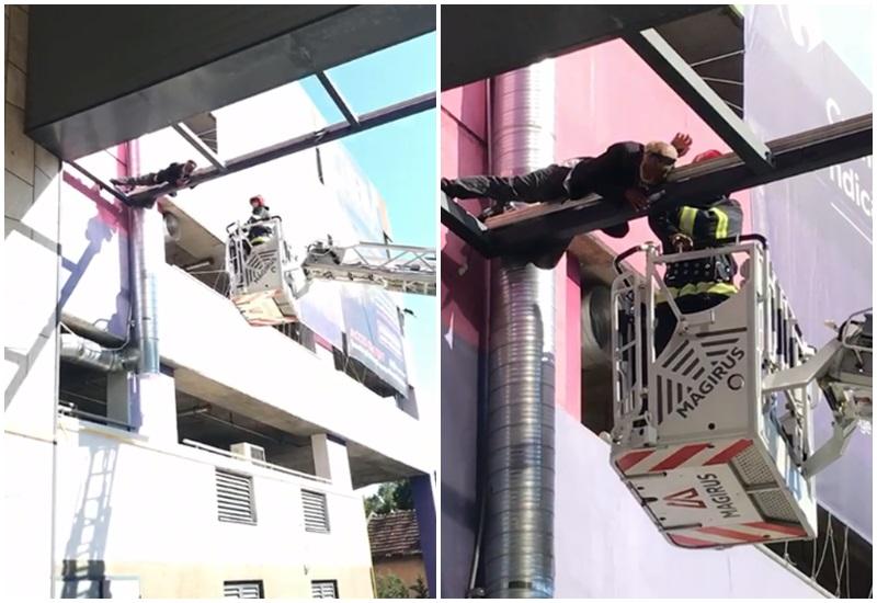 Pachistanez salvat de pompieri de pe schela de la Atrium Mall