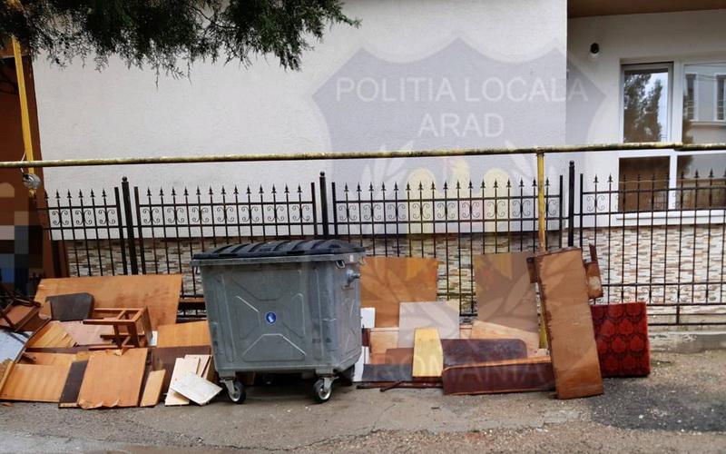 Surprins de o cameră video în timp ce abandona deșeurilor pe domeniul public, amendat de Poliția Locală
