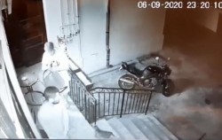 VIDEO! Ca la noi...la nimeni! Fură de la vecini să-şi cumpere şoricioaică. Filmat şi identificat, Poliţia îi dă drumul!