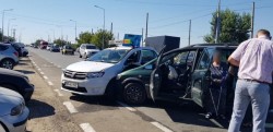 Accident în faţă la RAR, două autoturisme avariate serios