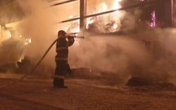 Un depozit de baloţi de fân din Iraţoş a luat foc sâmbătă noaptea
